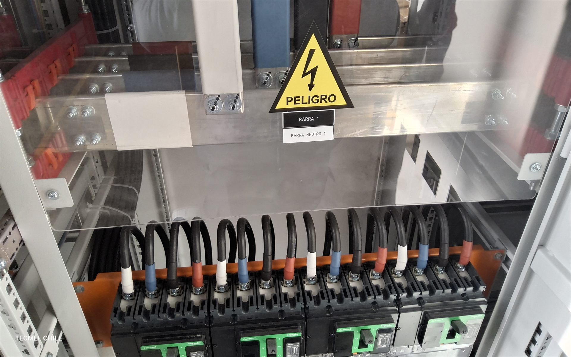 Detalle de interruptores y conexiones dentro de un tablero