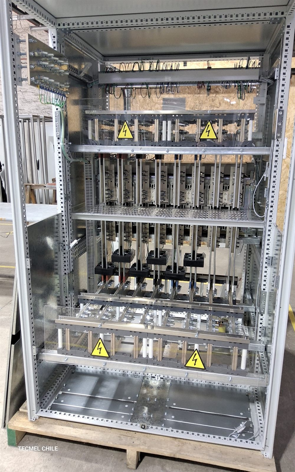 Interior de un tablero con barras y cableado