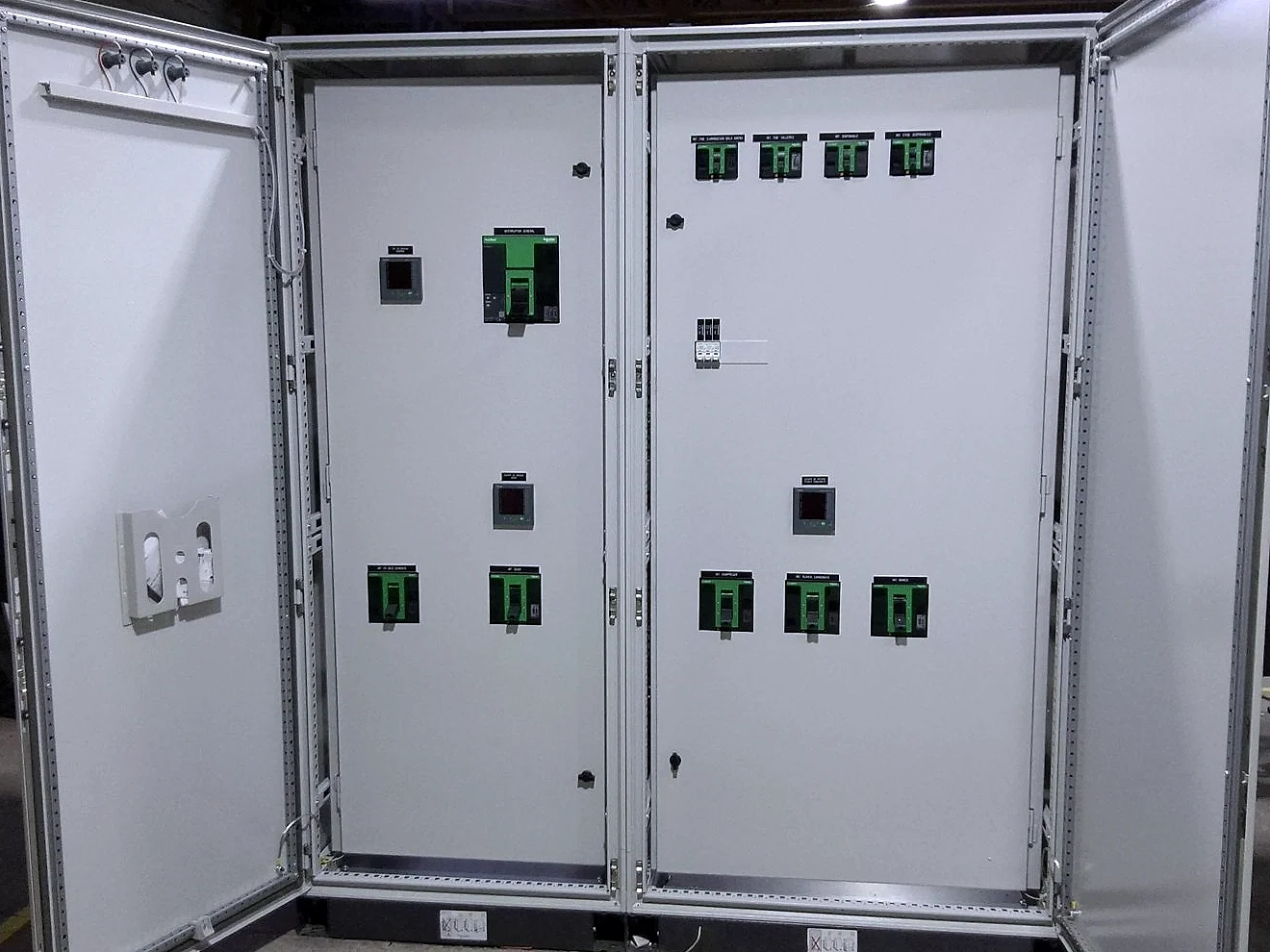 Tablero eléctrico industrial durante su proceso de integración