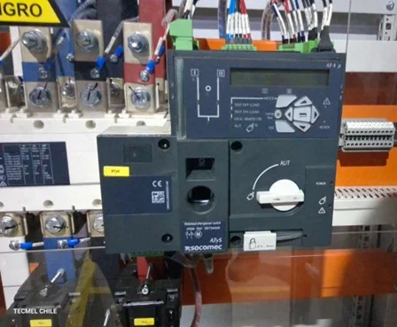 Equipo Socomec de transferencia y seccionamiento instalado en tablero